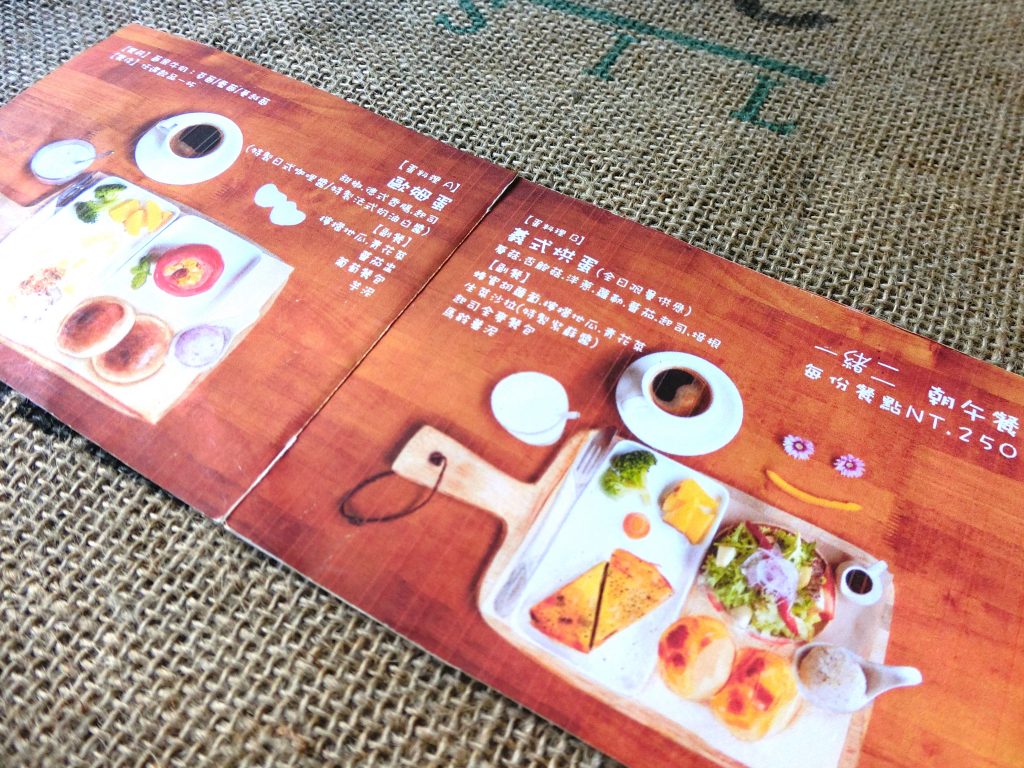 台南のカフェに併設、アンティークな雰囲気のリノベ民宿「Café IsShoNi 一緒二咖啡民居」（台南市内）