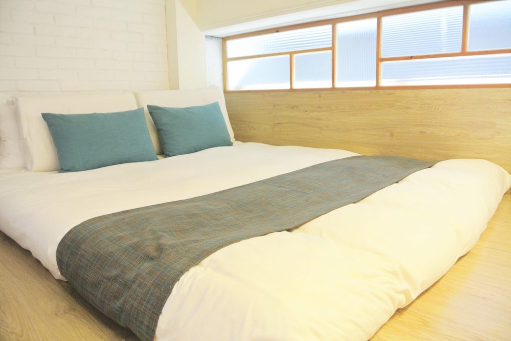「同・居 With Inn Hostel」広々としたダブルサイズのベッド