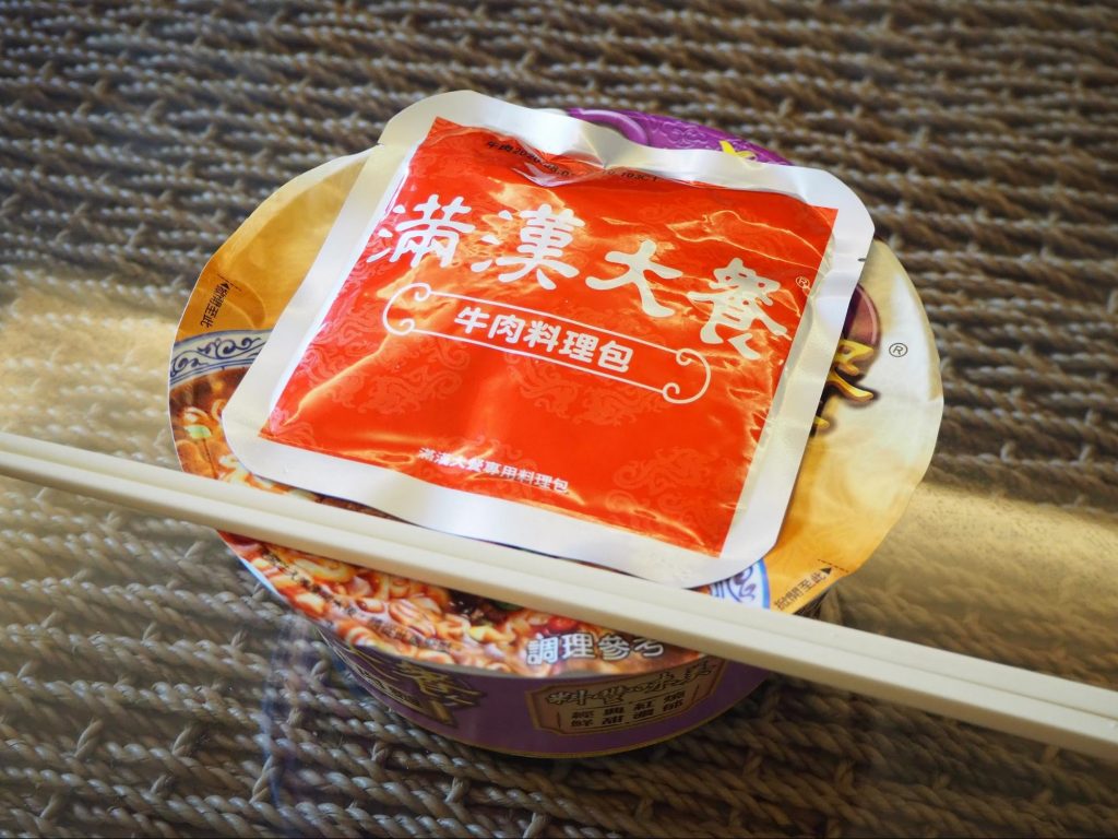 台湾現地でぜひ味わいたい！ ごろっとお肉が載った豪華インスタント牛肉麺「滿漢大餐」って知ってる？